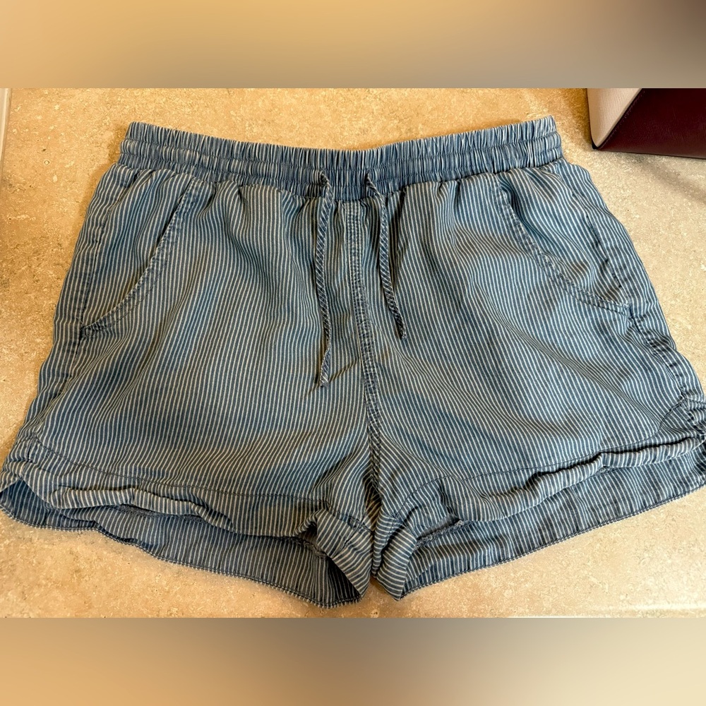 Women’s Universal Thread shorts size medium